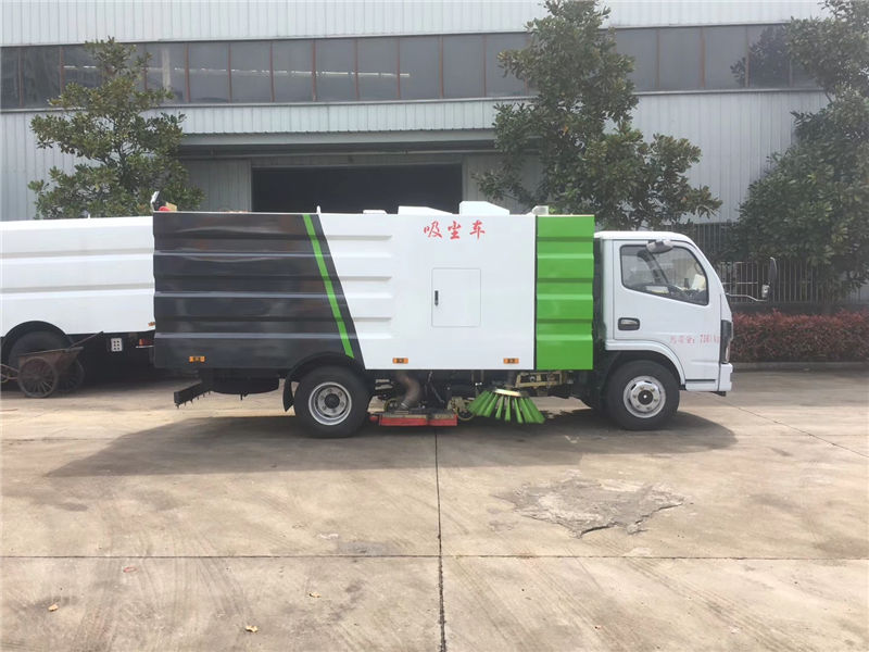 国六东风小多利卡吸尘车