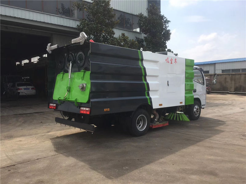 国六东风小多利卡吸尘车