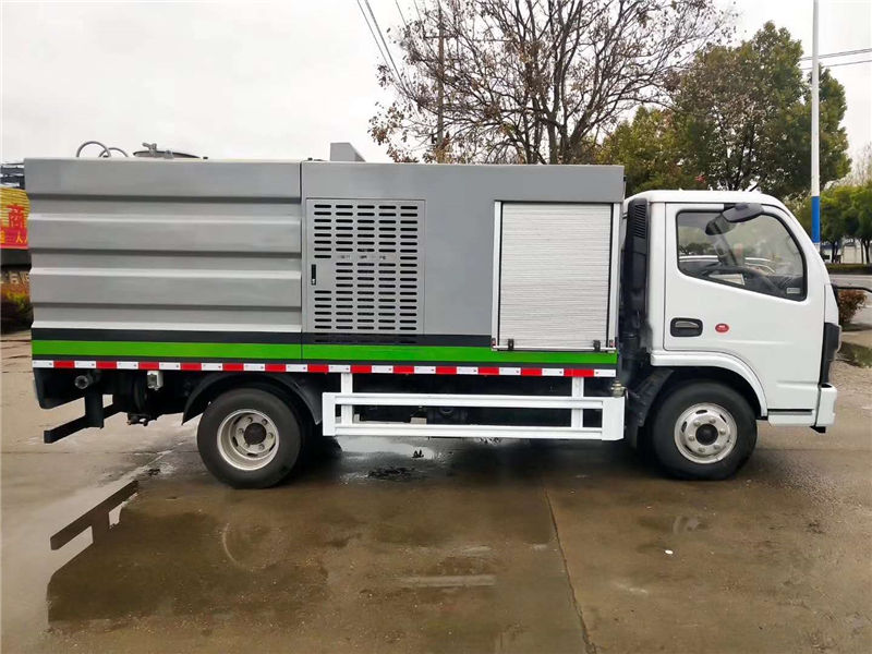 国六东风多利卡护栏清洗车