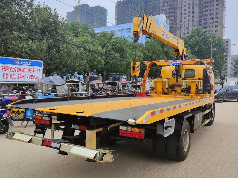 大运奥普力平板带吊清障车