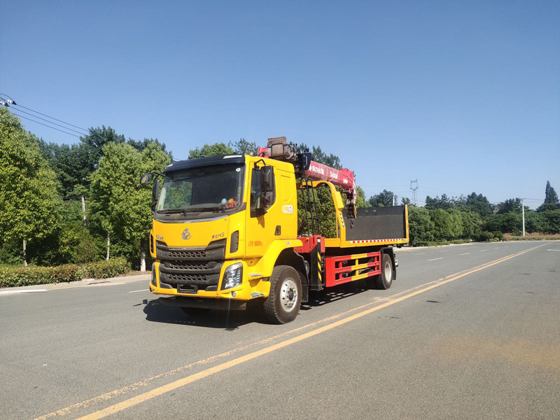 东风柳汽乘龙平板带吊清障车