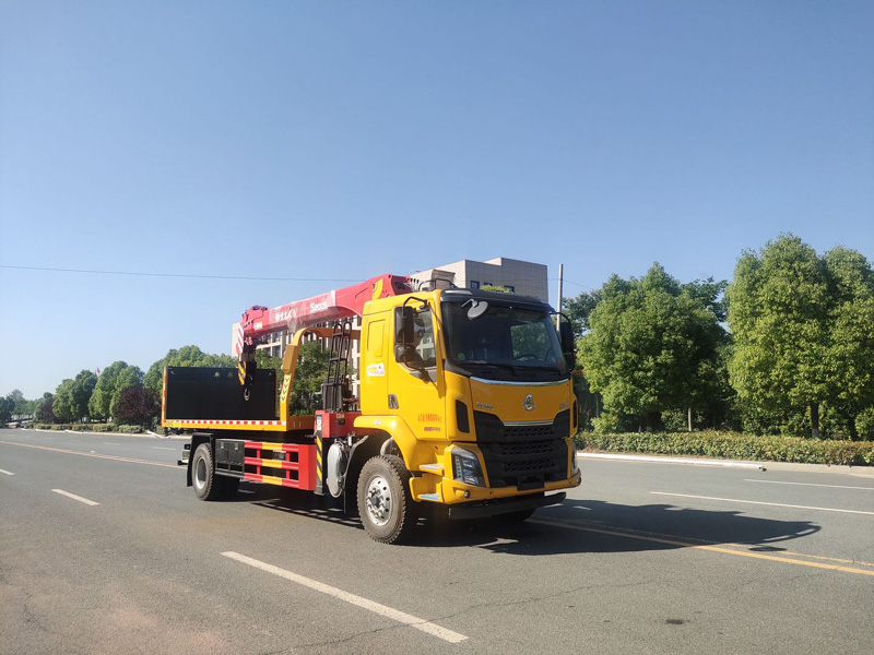 东风柳汽乘龙平板带吊清障车