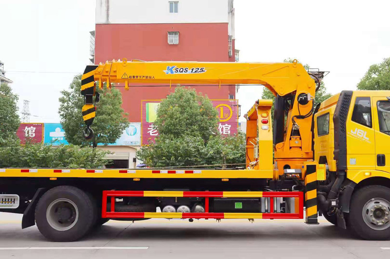 解放J6平板带吊清障车